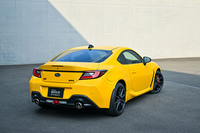 「スバルBRZ STI Sportイエローエディション」のリアビュー。マットブラック塗装の18インチアルミホイールやラスターブラック塗装の「BRZ」リアオーナメントを採用している。
