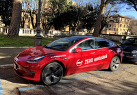 2020年1月初旬に筆者が発見した「テスラ・モデル3」の教習車。シエナにて。