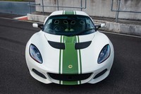 白いボディーにストライプが映える　「ロータス・エリーゼ」の限定車発売の画像