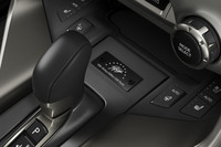 センターコンソールには、松山選手のサインを刻印したプレートが備わる。