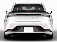 通常、ピークを後ろ寄りにしたクルマでは、リアビューがタテに伸びて見えがちなのだが、「プリウス」にはそうした違和感はない。