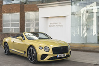 英国チェシャー州クルーにあるベントレー本社のエントランス。1938年に建築された歴史ある社屋を今も利用している。昔ながらのレンガの壁とモダンな要素を組み合わせたデザインは印象的だ。