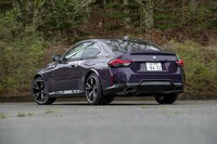 リアまわりではトランクリッドの後端をはね上げたスポイラーが特徴。ボディーカラーがダークトーンのため分かりづらいが、フロントとサイドも含めてボディー下部の樹脂パーツはグレーでコーディネートされている。