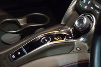 スイッチ式シフトセレクターの前方に、走行モードの切り替えダイヤルを配置。走行モードはEV走行用の「クワイエット」、デフォルトの「スポーツ」と少し走りが元気になる「スポーツ＋」、そして最強の「トラック」という全4種類が用意されている。