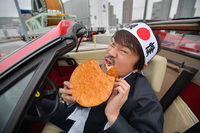 フェラーリの中で、でっかいおせんべを食べる！ そうでもしないと、フェラーリは永遠に汚れないので。