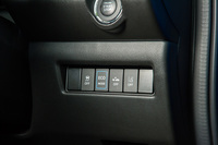 各種安全装備のオン・オフや「エコモード」の選択は、ダッシュボード右側のスイッチによって操作する。