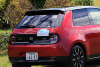 運転免許証をタッチするのは右のリアピラーの横にある白い部分。