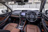 センターの一番高い位置に、トリップコンピューターやADAS、車両の傾斜角、4WDの駆動状況、「X-MODE」の作動状況などの情報が表示されるカラーディスプレイを配した「フォレスター」のインストゥルメントパネル。基本デザインは2018年のデビュー時から変わっていない。