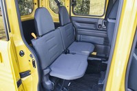 収納力を優先し、薄く仕立てられた後席。ビジネスユースの廉価グレードではヘッドレストも省かれる。