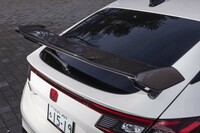 ドライカーボン製スポイラーに寄ってみる。ウイングの部分は一切の継ぎ目がない一枚物だ。