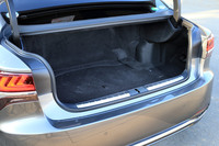 トランクルームの容量は、ガソリン車の「LS500」より50リッター少ない430リッター。9.5インチのゴルフバッグを4個積めるという。