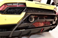 本格的なリアディフューザーがリアビューをスポーティーに演出する。エキゾーストパイプは標準モデルより高い位置に配置されている。