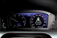 10.2インチの液晶メーターはすっきりとした表示で見やすい。左のパワーメーターはエンジンの変速風制御に合わせて指針が上がったり下がったりする。