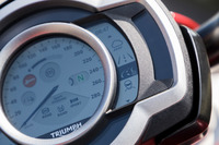 ライディングモードには「スポーツ」「ロード」「レイン」にカスタマイズモードの「ライダー」を加えた4種類を用意。走行中でも切り替えが可能で、スロットルマップとトラクションコントロールの制御が変化する。