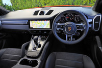 動力性能の強化に加え、専用のしつらえも「GTS」の特徴。インテリアでは各所にアルカンターラや、ダークブラッシュド仕上げのアルミパネルが採用されている。