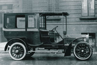 6気筒エンジンを搭載した「30HP」。