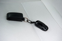 キーは車両をかたどった形状になっており、ボンネットの部分をダブルクリックすると、車両のボンネットが開閉する。ドアやリアゲートなども同様に操作できる。