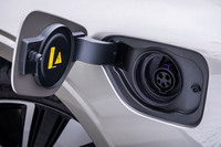 充電口は左のフロントフェンダーに設置。搭載される容量18.8kWhの駆動用リチウムイオンバッテリーは、200V 16Aの普通充電で空の状態から4.5～5時間で満充電に至る。