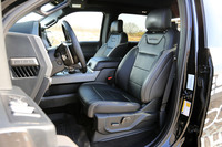 テスト車に装備されていたオプションのレザーシート。多彩な上に調整幅も大きい各種調整機構により、ドライバーは適切なドライビングポジションをとることができる。