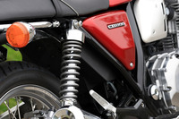 サスペンションはフロントが正立フォーク、リアがツインショックの組み合わせ。リアサスペンションにも丁寧にクロームメッキが施されている。