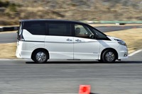 本庄サーキットにおいて“ワンペダルドライブ”を試す。回生ブレーキの減速感は、まるでLレンジに入れっぱなしで走っているような強力さだった。