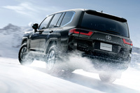 14年ぶりの新型となる300系「ランドクルーザー」だが、正式発表の前からディーラーには問い合わせが殺到していたのだとか。編集部の藤沢青年（本気で「三菱エクリプス クロス」からの買い替えを考えているらしい）がディーラーに問い合わせたところ、「納車がいつになるかわからない」と言われたそうだ。ランクル人気恐るべし……。