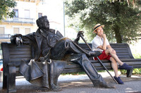 ジャコモ・プッチーニ像と筆者。温泉保養地のモンテカティーニ・テルメにて。さながら「そこ、どけ」と追い払われているようである。