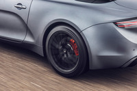 シャシーには専用のチューニングが施されており、前後のスプリングレートが標準車より約50％高められているほか、ショックアブソーバーやスタビライザーの剛性も上げられている。