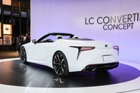 デザイン上の工夫として、後席のヘッドレストは目立ちにくいよう配慮されている。