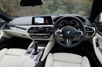 ややドライバー側に向けて設置されたセンタークラスターが特徴的なインストゥルメントパネルまわり。インテリアについては各部の寸法を拡大したことで、特に肩やヒジまわりのゆとりが増している。