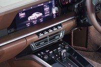 新しくデザインされたスイッチ類は、「930型」の「911」をモチーフに開発され、直観的な操作が可能な配置になっているという。タッチスクリーン式のインフォテインメント用のモニターは10.9インチサイズ。