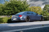 「フライングスパーS」ではV8エンジン搭載車とV6のプラグインハイブリッド車が選べる。今回の試乗車は前者。