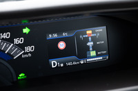 エンジン走行もEV走行もパラレルハイブリッド走行も可能なスズキ製フルハイブリッドシステムだが、EV走行（および走行アシスト）と走行用バッテリーへの充電を1つのモータージェネレーターに任せているため、シリーズハイブリッド走行は不可能となっている。