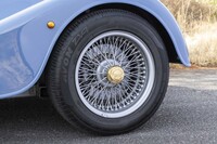 足もとには往年のカンパニョーロを思わせるクラシックなアロイホイールと、写真のスポークホイールを用意。色の組み合わせも含めると、実に9種類もの仕様が用意され、さらにスポークホイールでは、センターホイールナットもポリッシュドと真鍮（しんちゅう）色から選択可能となっている。