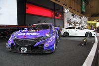 ホンダブースにて、「レイブリックNSX-GT」（手前）と「無限インサイト」（奥）。