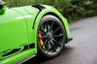 フロントフェンダー上部のエアアウトレットはホイールハウス内の圧力上昇を抑制し、ダウンフォース増大に寄与する。