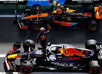 マクラーレンのノリス（写真上）は、フェルスタッペン（同下）に次ぐ2位フィニッシュ。予選では7位、ジョージ・ラッセルのグリッド降格ペナルティーもあって6位に繰り上がるも上位は逃した。それでもレースではスタートで2位に躍進し、無敵のフェルスタッペンを倒すことはできなかったものの、3位以降をはるか後ろに従えて今季7回目のポディウムを決めた。スプリントでも2位に入ったノリスは「パーフェクトな週末まで、あとちょっとだったね」と笑顔で語っていた。チームメイトのオスカー・ピアストリは10番グリッドからマシントラブルもあり後退し14位。スプリントでも振るわず10位だった。（Photo=Getty Images / Red Bull Content Pool）
	 