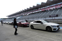 ピットレーンで参加者を待つ「AMG C43 4MATICクーペ」。国際格式のレースが行われる富士の本コースを、AMGで走ると思うと、もうテンション上げ上げである。