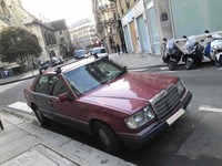 「メルセデス・ベンツEクラス」（W124）。2016年の条例施行で、排ガス基準ユーロ1のみの適合車両は、朝晩と週末しかパリを走れなくなった。