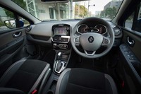 「ルノー・ルーテシア インテンス」のインテリア。従来型に比べて、全体的に落ち着いたトーンに仕立てられている。試乗車のインテリアカラーは「グリ／グリ」（灰色）。