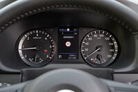 メーターパネルのセンターには5インチのカラー液晶が搭載された。ご覧のとおり標識認識機能が付いている。