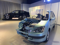 初代（写真手前）と現行型（同奥）の「プリウス」のカットモデル。同じ名前でも中身は格段に進化している。