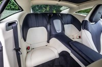 トランスアクスル方式を採用するため、後席のスペースはミニマム。前席と同様の配色とステッチでコーディネートされている。乗車定員は4人。