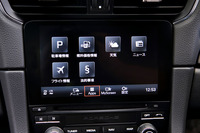 センターコンソールの7インチディスプレイ。タッチパネル式であるため、スマートフォン感覚でインフォテインメントシステムが操作できる。