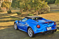 
	2013年のジュネーブショーで世界初公開された「アルファ・ロメオ4C」。オープントップの「スパイダー」は、翌年に同じくジュネーブで発表された。
	