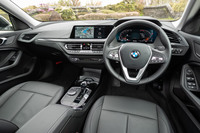 黒を基調とした落ち着いた雰囲気のインテリア。試乗車のトリムはイルミネーションが内蔵されたオプションで、「プレイ」グレードでは、通常はシルバーの装飾パネルが装備される。