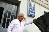 カメラを向けると緊張してしまうのは、年代ゆえか。