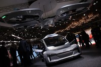 イタルデザインがアウディやエアバス・インダストリーとともに開発した2018年の「ポップアップ・ネクスト」はカーモジュールとフライトモジュールを組み合わせる提案だった。