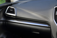 ダッシュボード上面に見られる、素材の使い分けとステッチの様子。従来モデルと比べ、内装の質感は大きく向上した。