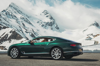 新型「コンチネンタルGT」では、フロントアクスルを先代比で135mm前方に移動。“ロングノーズ・ショートデッキ”のスタイリングがこれまで以上に強調されている。